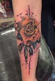 Jente malt på armen, skisse, vakkert tatoveringsmønster for blekkblomster