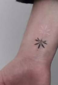Elegante set van 9 minimalistische bladtattoos