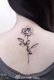 Rose tatuointi kuvio takana piikkejä