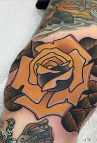 Шаблон татуювання жовтої троянди на нозі