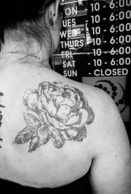 Ligne noire avec gros motif de tatouage rose sur l'épaule