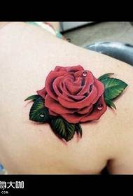Uzorak za tetovažu ruža na ramenima