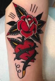 Κόκκινο παλιό σχολικό στυλ αυξήθηκε εικόνα τατουάζ λουλουδιών