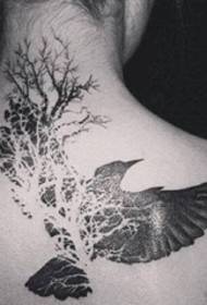 Asmenybės juodai balto medžio tatuiruotės modelis