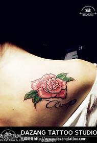 Модел на татуировка с червена роза на рамото