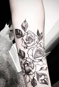 Татуировка с маленькой розой