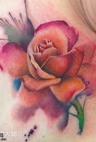 Na ramenu barvni vzorec tatoo rose