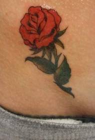 Mala svježa tetovaža crvene ruže na struku