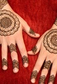 Tangan wanita di belakang garis hitam kreatif vanila corak tatu gelang gambar