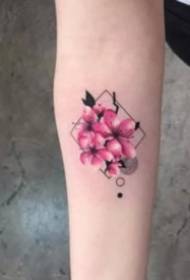 သေးငယ်တဲ့လတ်ဆတ်တဲ့ပန်းပွင့် tattoo လက်မောင်းပေါ်မှာ