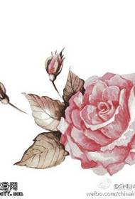 Рукописные татуировки с цветными розами