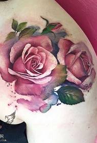 Ramena tetovaža ruža uzorak