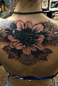 Zwarte roos tattoo patroon op de schouder