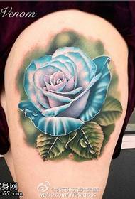 Синя троянда візерунок татуювання на стегні