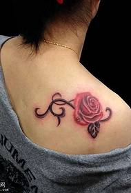 Padrão de tatuagem rosa ombro