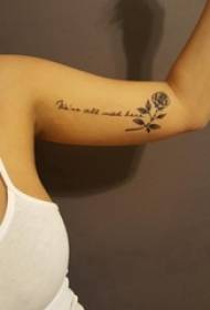 Meitenes roka uz melnas dzeloņainas vienkāršas līnijas zieda ķermeņa angļu valodas un ziedu tetovējuma attēla