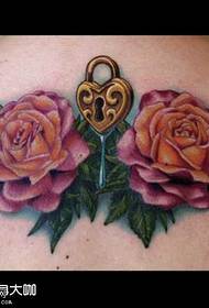 ຮູບແບບ tattoo rose ກັບຄືນ