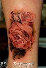 Wzór tatuażu cielęca różowa róża