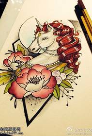 Krāsains vienradzis rožu tetovējums manuskripta attēls