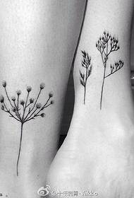 Svježa tetovaža cvijeta na gležnju