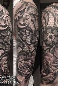Schouder kant roos tattoo patroon