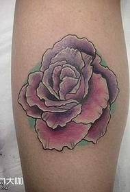 Kojos rausvos rožės tatuiruotės modelis