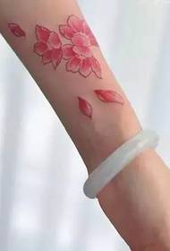 Tatuagem romântica e bela flor de cerejeira