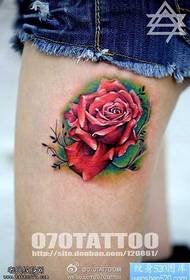 Patrón de tatuaje de pierna rosa