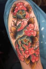 Убаво изгледа традиционална шема на тетоважи со црвен цвет