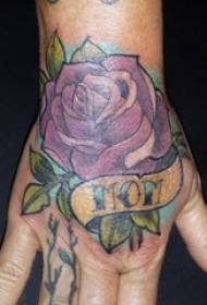 Meitenes roka uz muguras krāsota akvareļa skice ar skaistu rožu ziedu tetovējuma attēlu