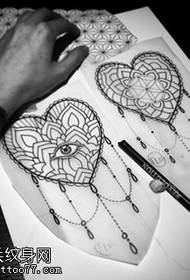 Modèle de tatouage à la vanille en forme de cœur