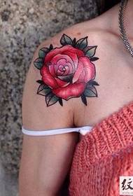 Деликатен модел на татуировка с червена роза