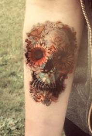 Girl dicat pada lengan, bunga cantik dan gambar tatu kreatif