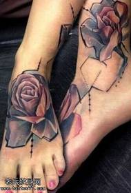 Padrão de tatuagem de rosa preta de pés