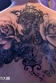 Patrón de tatuaje de rosa de espalda