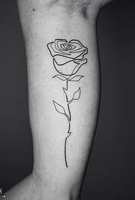 Roku tetovējuma rožu pušķa roka