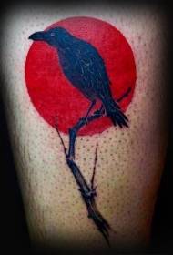 Raven cu ramuri de copac cu model de tatuaj de soare roșu