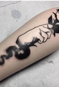 Zēna roka uz melni pelēkas skices punkta ērkšķu padomiem berzē dzeltenas literāru rožu tetovējuma bildes