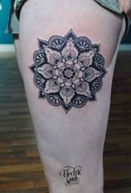 Muslos de colegiala en dibujo geométrico gris negro elementos geométricos patrones de tatuaje de vainilla