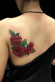 Modna djevojka natrag tri crvene ruže tetovaža uzorak