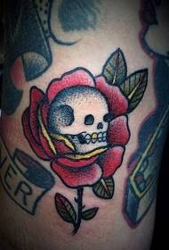 Schouderkleurige old school rode roos met kleine schedeltattoo