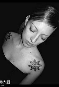 Motif de tatouage totem épaule fleur
