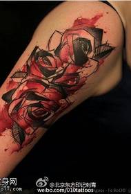 Inkt rose tatoet tatoet op it skouder