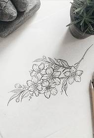 Rukopis malog svježeg uzorka tetovaže cvijeta breskve