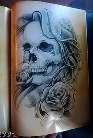 wzór tatuażu róża czaszki
