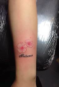Слики за тетоважи на мали свежи цвеќиња во комбинација со англиски