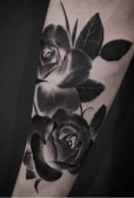 Pola tato mawar 10 kembang tato sing apik karo pola tato