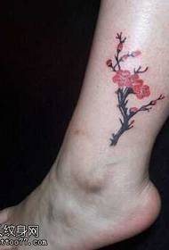 Wzór tatuażu róży nogi