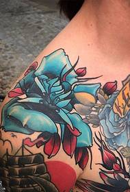 Vzorec tetovaže modre vrtnice na ramenskih trnih