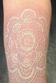 Hermosa imagen de tatuaje de flor invisible a primera vista